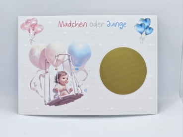 Geschlecht verkünden - Rubbelkarte in Größe A6 mit liebevollem Design, auf dem ein Baby auf einer Schaukel mit rosa und blauen Luftballons abgebildet ist. Goldener Rubbelsticker für die Gender-Reveal-Überraschung, perfekt für besondere Anlässe.